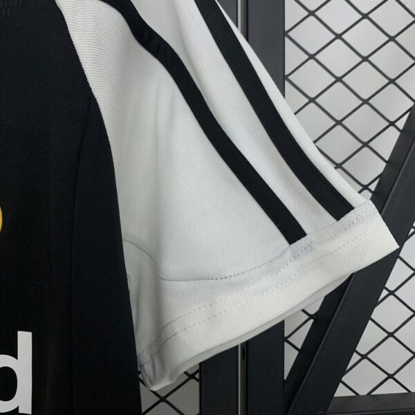 Real Madrid 2001-02 Away Retro Jersey - Image 4