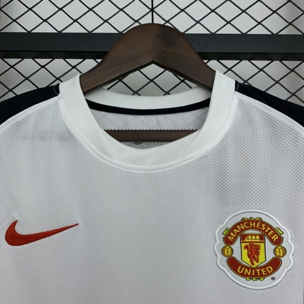 Manchester United 2010-11 Away Retro Jersey - Image 5