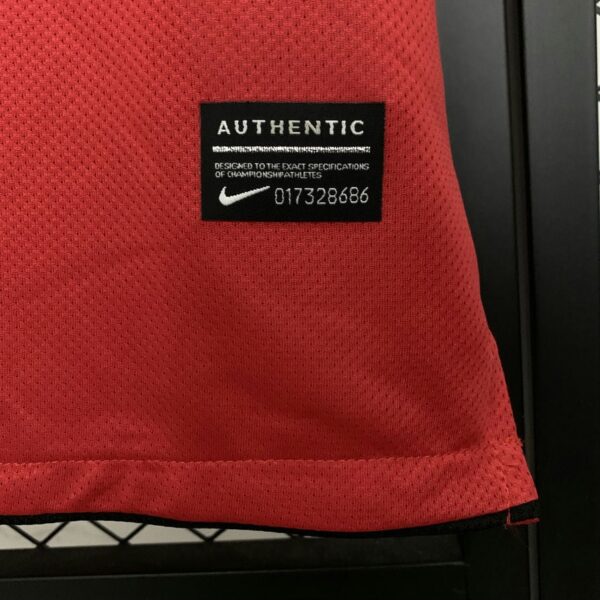 Manchester United 2010-11 Home Retro Jersey - Image 5