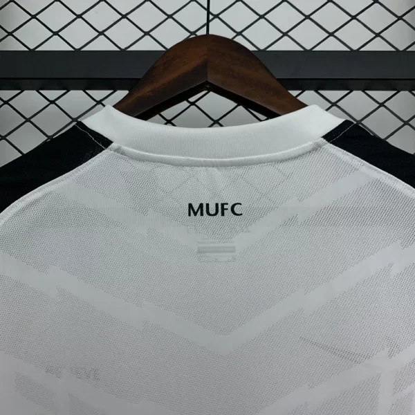 Manchester United 2010-11 Away Retro Jersey - Image 7