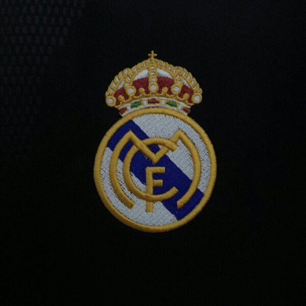 Real Madrid 2001-02 Away Retro Jersey - Image 8