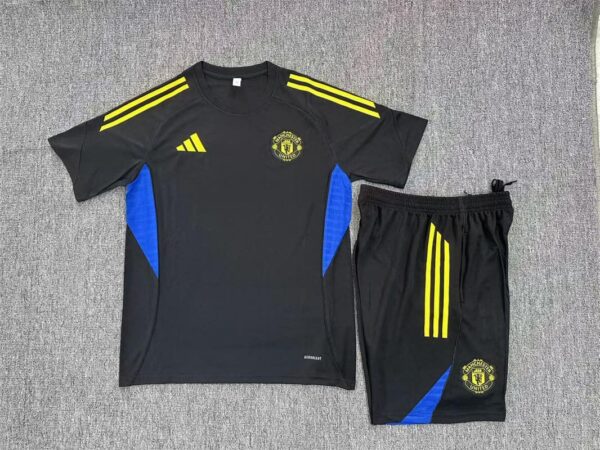 Manchester United 2025-26 Black Short Sleeve Kids Training Kit - Image 2