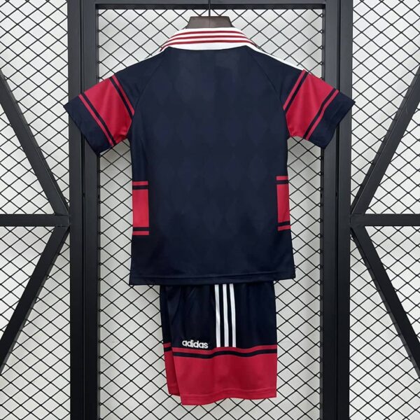Bayern Munich 1997-99 Home Kids Kit - Image 2