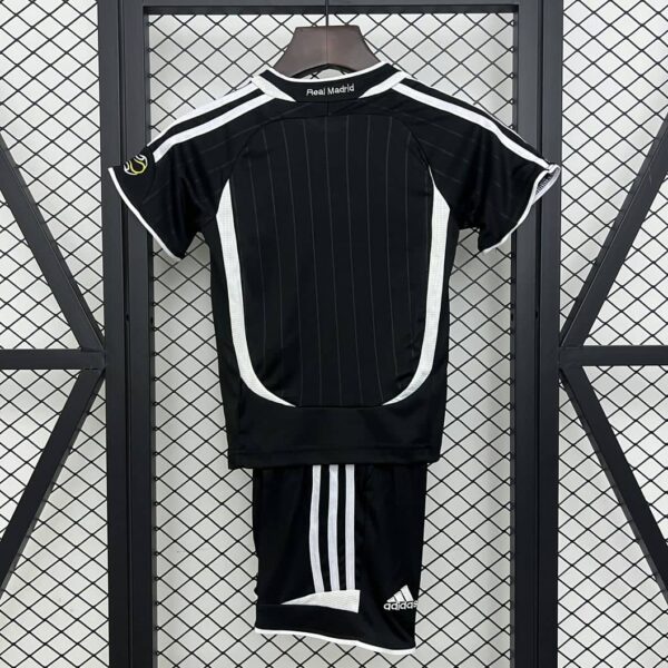 Real Madrid 2006-07 Away Kids Kit - Image 2