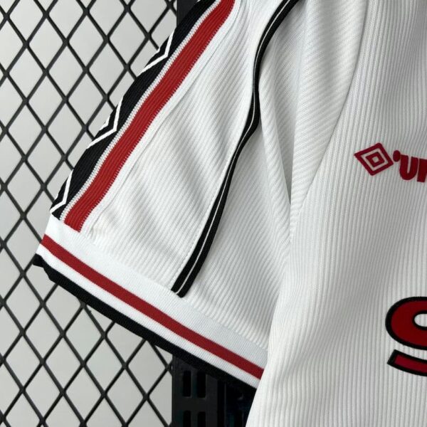 Manchester United 1998-99 White Retro Jersey - Image 3