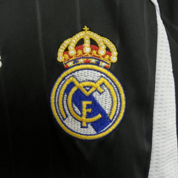 Real Madrid 2006-07 Away Kids Kit - Image 3
