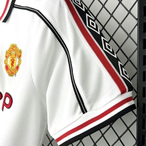 Manchester United 1998-99 White Retro Jersey - Image 4