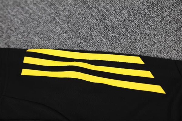 Manchester United 2025-26 Black Short Sleeve Training Kit - Image 5