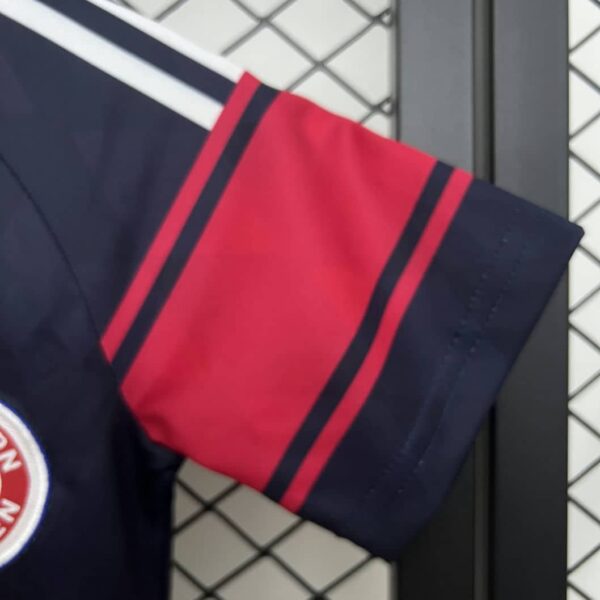 Bayern Munich 1997-99 Home Kids Kit - Image 5