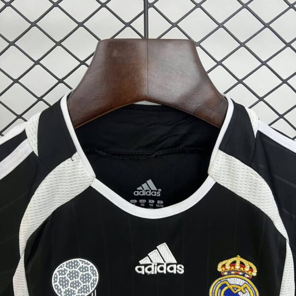 Real Madrid 2006-07 Away Kids Kit - Image 6