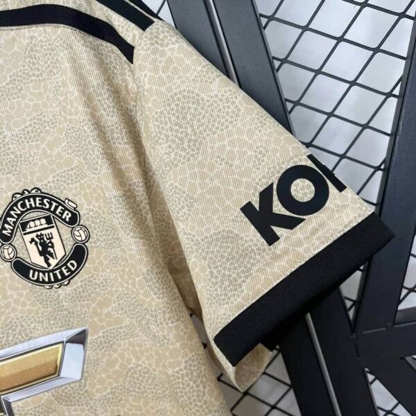Manchester United 2019-20 Away Retro Jersey - Image 3